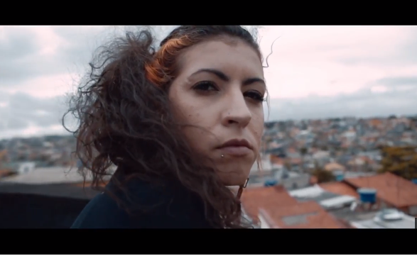 Carmen Lennon soltando a voz no videoclipe 'Falta', confira 