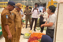 Petrus Lewa Koten Pimpin Sidak Pasar Pastikan Harga Kebutuhan Pokok di Mimika