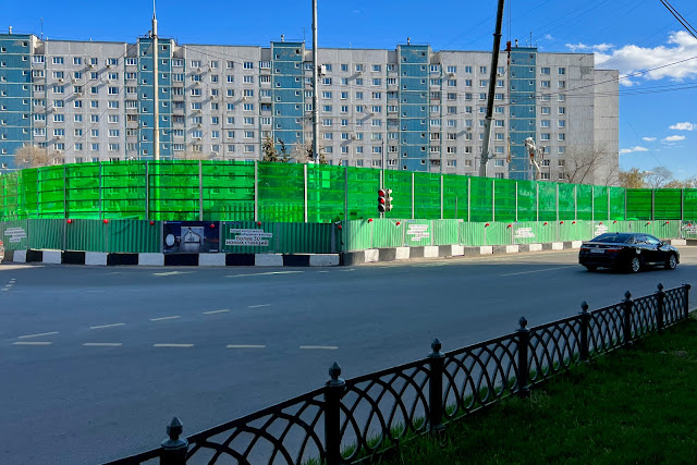 улица Речников, жилой дом 1981 года постройки, строительная площадка станций метро Кленовый бульвар Большой кольцевой и Бирюлёвской линий