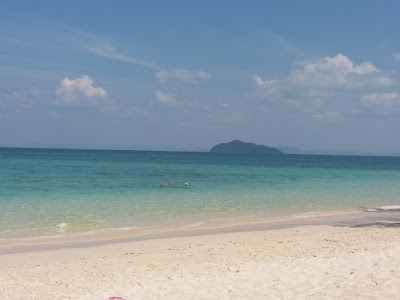 Foto van het strand van het eiland Ko Bulone Le in de Thaise Andamanse Zee