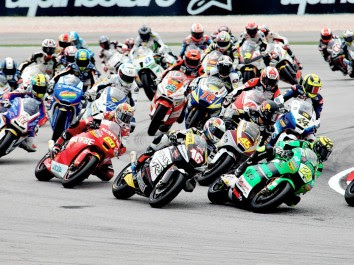 Moto2 battle to Portugal