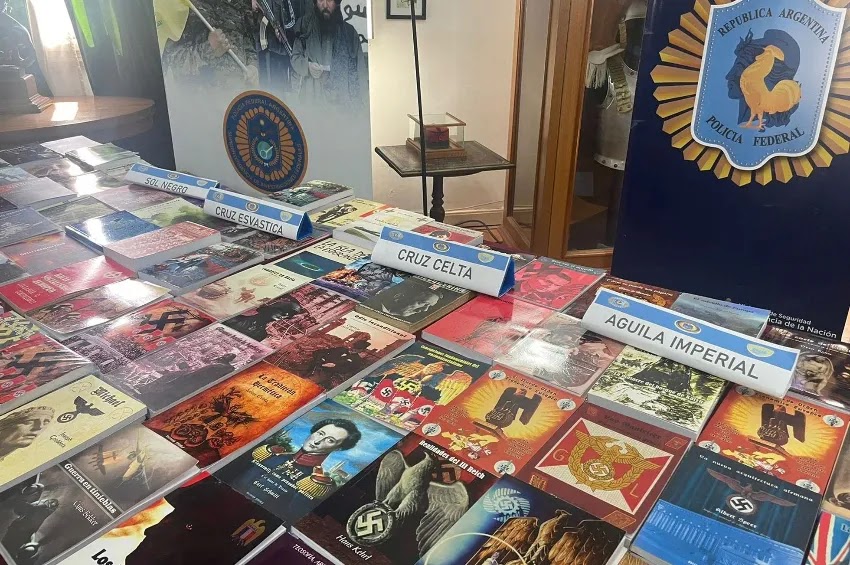 Alguns dos títulos apreendidos pela Polícia de Buenos Aires na 'Librería Argentina' | Polícia de Buenos Aires