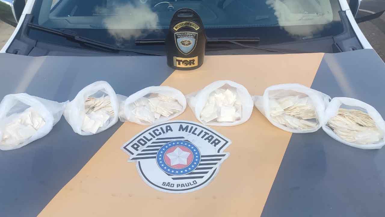 Casal é preso com 598 papelotes de cocaína em estrada de Piratininga