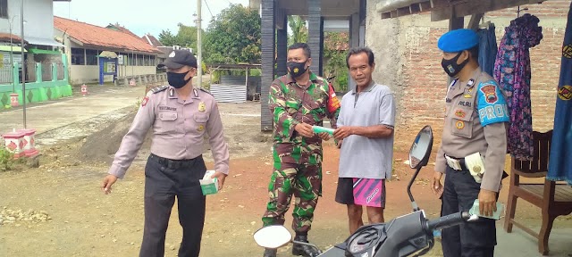  Koramil 05/Weru Bagi Masker Kepada warga,  Cegah Penyebaran Covid-19