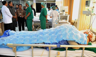 Presiden SBY berdialog dengan dokter untuk mengetahui penanganan para korban