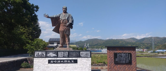 岩崎彌太郎さん生誕の地にある銅像