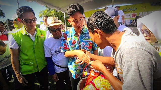 Hadiri Solo Berbagi Rayakan Lebaran, Gibran Jadi Rebutan Warga yang Ingin Foto Bersama