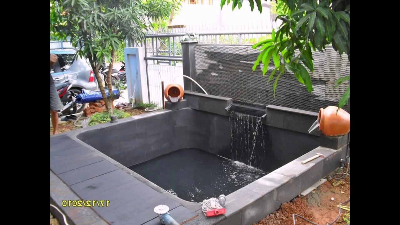 10 Inspirasi Desain Kolam Ikan Mini Depan Rumah Untuk Lahan Sempit