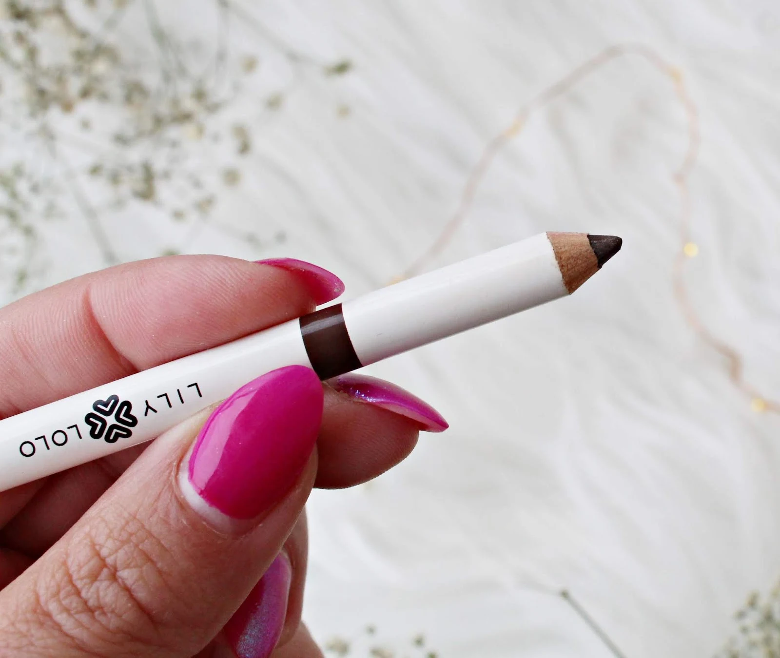 kredka do brwi 2 w 1 Brow Duo Pencil w odcieniu Medium Lily Lolo Costasy