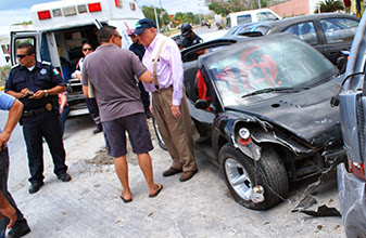 Texano se estampa con dos carros en Cozumel, dice que quería evitar arrollar a un niño