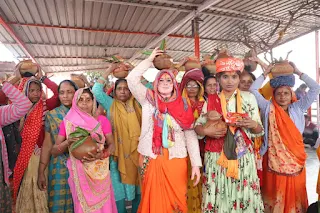 बागेश्वर धाम सरकार पर महाकुंभ की शुरुआत   गढ़ा, छतरपुर : आज बागेश्वर धाम सरकार में कथा से पहले भव्य कलश यात्रा निकाली गई  यह कलश यात्रा गांव के माता मंदिर से प्रारंभ होते हुए गांव के प्रमुख मंदिर प्रमुख मार्गो से होते हुए बागेश्वर धाम सरकार मंदिर पहुँची |  बाला जी सरकार दादागुरु और संन्यासी बाबा को निमंत्रण देने के बाद ये कलश यात्रा पंडाल की ओर गई |  पूज्य सरकार पीठाधीश्वर गुरुदेव श्री धीरेंद्र कृष्ण शास्त्री की यह कथा गांव वालो के लिए आयोजित की जा रही है गांव और आसपास के लोगो के आग्रह पर पूज्य गुरुदेव श्री धीरेंद्र कृष्ण शास्त्री ने यह कथा का आयोजन किया है |