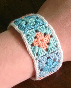 http://translate.googleusercontent.com/translate_c?depth=1&hl=es&rurl=translate.google.es&sl=en&tl=es&u=http://speckless.wordpress.com/2011/06/13/granny-square-bracelet-tutorial/&usg=ALkJrhiNC7Is5ObD4ZKj8sU6MHwnCmVRSQ