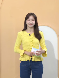 20250616 이윤정 아나운서 청바지 노란색 상의 예쁜 의상