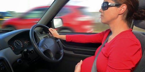 Ibu Melahirkan di Pinggir Jalan Usai Kecelakaan Mobil 