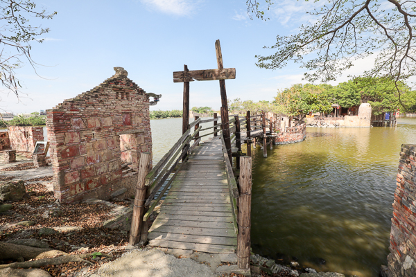 台南學甲老塘湖藝術村由畫家匡乙建造的廢墟古城，還可渡船至神仙島