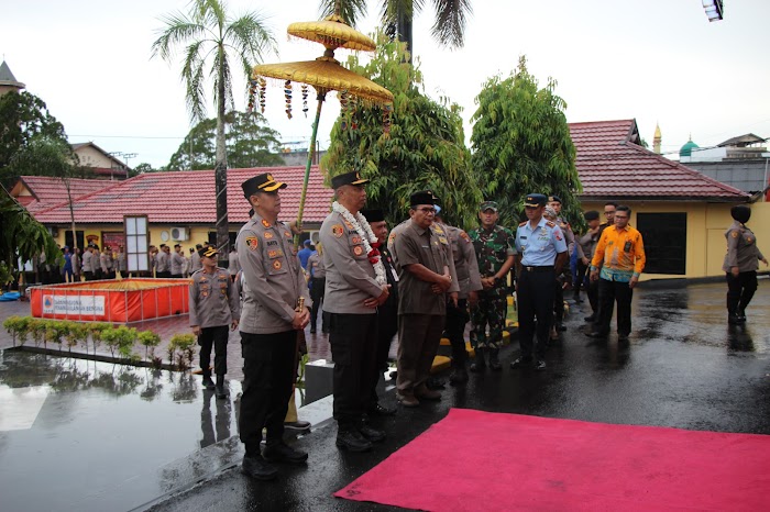  Kunker Perdana, Tradisi Adat Sambut Kedatangan Wakapolda Kalteng di Polres Kobar