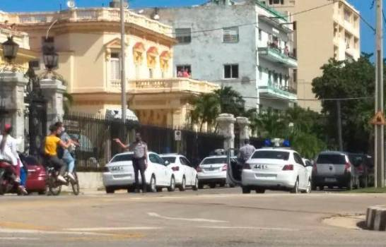 Recluso habría herido a oficial de la Policía cubana y mantiene varios rehenes