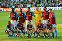 ASTON VILLA F. C. - Birmingham, Inglaterra - Temporada 2009-10 - Emile Heskey, Habib Beye, Carlos Cuéllar, Brad Guzan, Curtis Davies y James Milner; Ashley Young, Nigel Reo-Coker, Nicky Shorey, Steve Sidwell y Craig Gardner - RAPID DE VIENA 1 (Jelavić), ASTON VILLA 0 - 20/08/2009 - Europa League, fase preliminar, partido de ida - Viena, Austria, Gerhard Hanappi Stadion