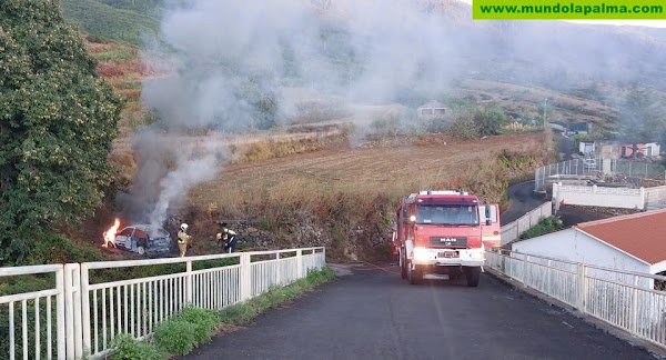 Incendio de un vehículo en Breña Alta