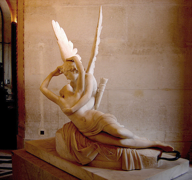  foto grande da escultura Eros e Psiquê no Louvre com uma tonalidade amarronzada 