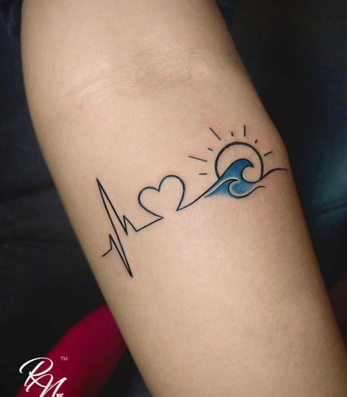 Vemos un tatuaje de línea fina elegante