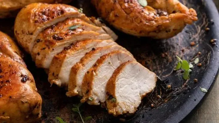 Peito de frango na airfryer: suculência e sabor em cada mordida