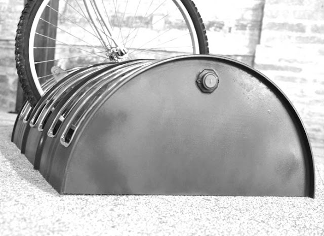 Barril de óleo vira rack para bicicletas