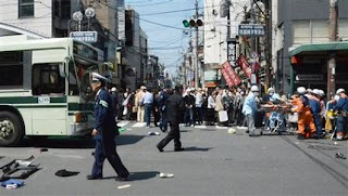 Una camioneta cruzó una intersección, con tráfico intenso y arrolló a varios transeúntes, en la ciudad de Kyoto, oeste de Japón, con resultado de ocho personas muertas