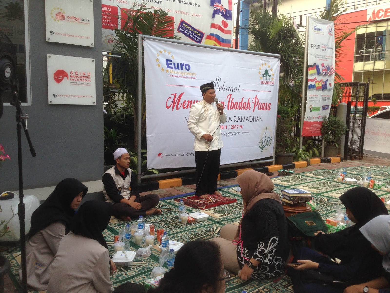Hari ke 4 Ramadhan di Euro Management Indonesia Ngabuburit bareng staf karyawan Siswa PPS S1 Jerman dan Prancis Acara dimulai dengan tilawah Al Quran