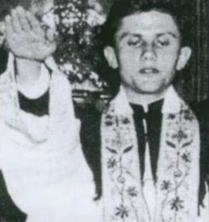 Joseph Ratzinger, que em 2005 veio a se tornar o Papa Bento XVI, fazendo uma saudação Nazista.