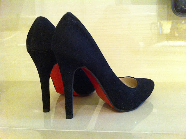 The perfect black red soled pumps 