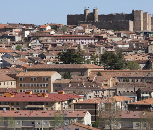 Mariana Flores Melo - Las rutas de tren más espectaculares de España - Pueblo de Sigüenza