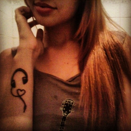 Meninas bonitas, com pequenas música desenhos de tatuagem