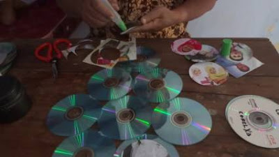 Hiasan Dinding dari CD Bekas Berupa Pajangan Foto 