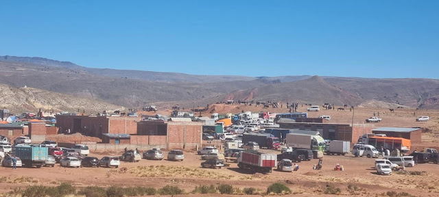 Jeden Mittwoch wird Pampa Colorada Bolivien zu einem größeren Wochenmarkt in der Provinz Chayanta. Es wird folgendes verkauft: Autos, Vieh, Artefakte, Kleidung, Gemüse und anderes. Inzwischen kann man Pampa Colorada auch aus dem Weltraum erkennen. 2003 bestand die Stadt noch aus 2 oder 3 Häuser im Jahr 1998 gab es auf den Satellitenbildern hier noch keine menschliche Siedlung zu entdecken. Die Stadt ist weiter stark am Wachsen und jetzt wünschen die Menschen sich auch eine Kirche in ihre kleine Stadt. Teil 02