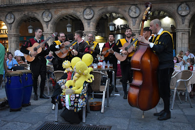 Plaza Mayor de Salamanca  com a Tuna de Medicina de Salamanca a tocar