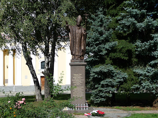 Житомир. Замковая пл. Памятник Папе Римскому Иоанну Павлу II