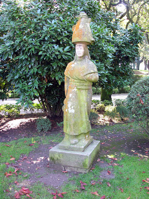 Resultado de imagen de estatua de rosaia de castro de la alameda de santiago de compostela