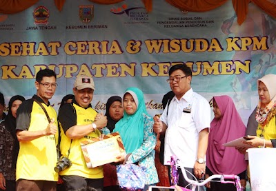 Kepala Dinsos PPKB Kebumen Mewisuda Peserta PKH yang Sudah Mampu