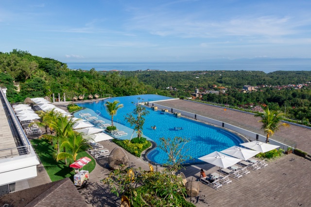 Swimming Pool at Renaissance Hotel Bali