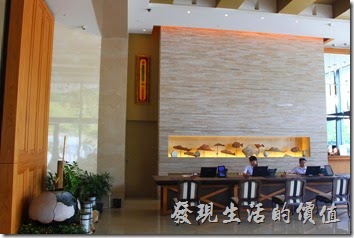 南投日月潭-雲品酒店。飯店的接待大廳與其擺設藝術品。