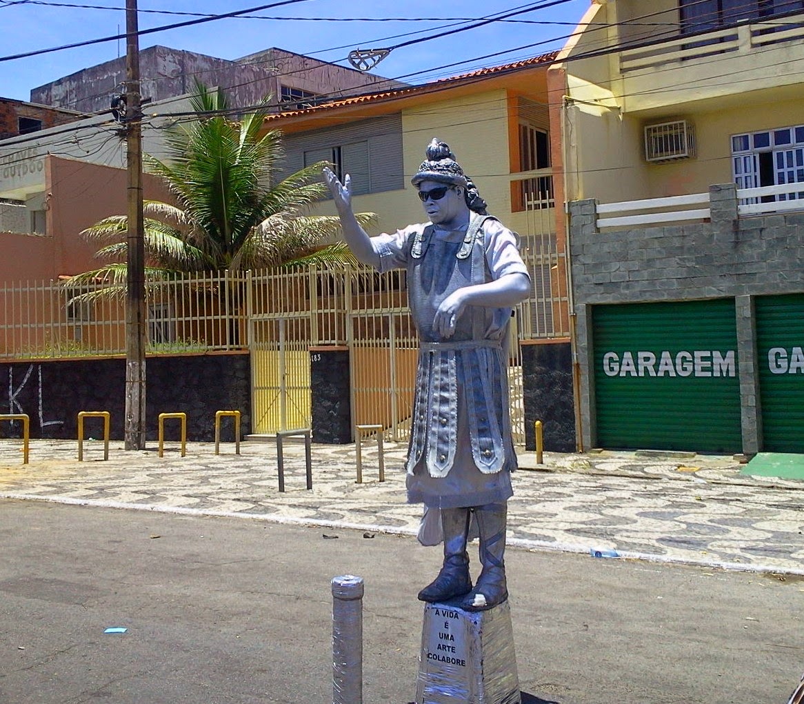 Apesar da segunda-feira milhares de pessoas lotaram o Rio Vermelho para homenagear Iemanjá