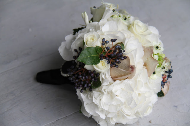 pic of black and turquoise wedding bouquets