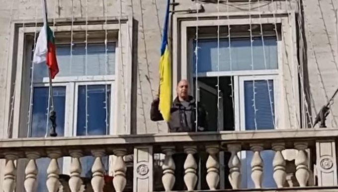 Bolgár politikus letépte az ukrán zászlót a szófiai városházáról (Videó)