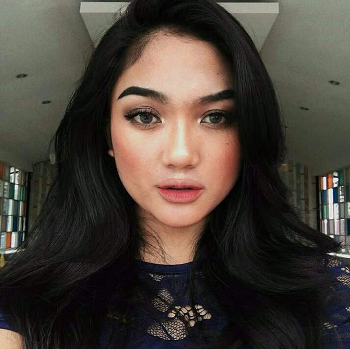 Foto dan Biodata Marion Jola, Kontestan Indonesian Idol 2018 - Kamus Profil