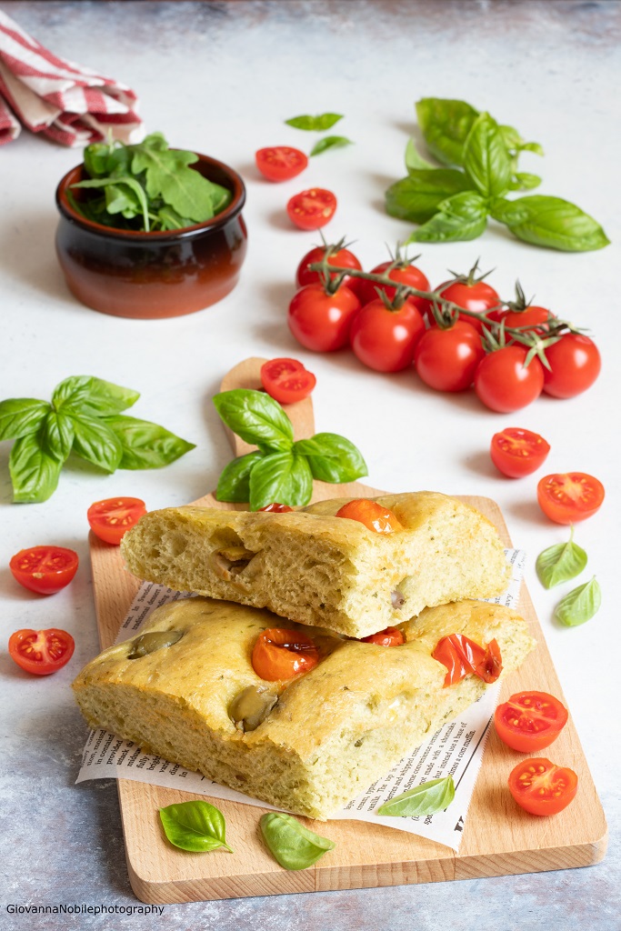 Focaccia alla rucola con olive e pomodorini