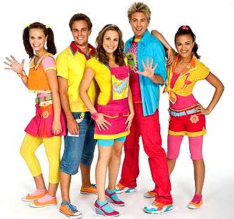 Foto de miembros de Hi-5 con ropa colorida