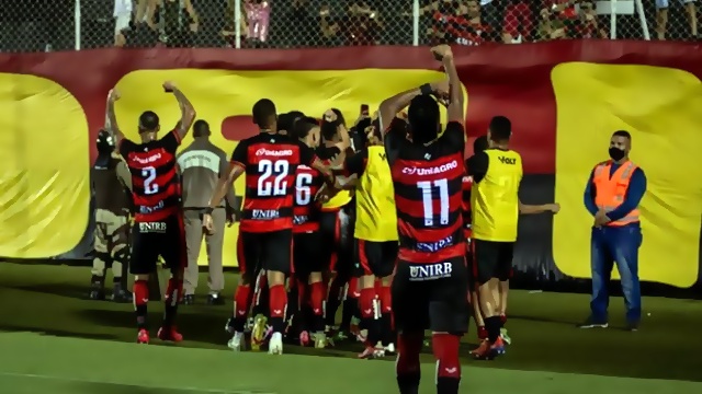 Vitória vence o Confiança com facilidade, faz as pazes com a torcida e respira na Série C