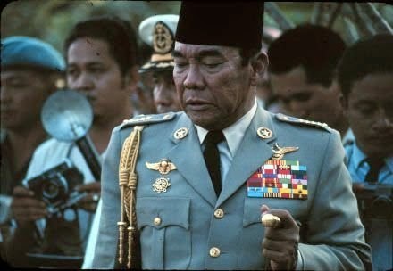 Indonesia Zaman Doeloe: Soekarno, mengunjungi makam para 