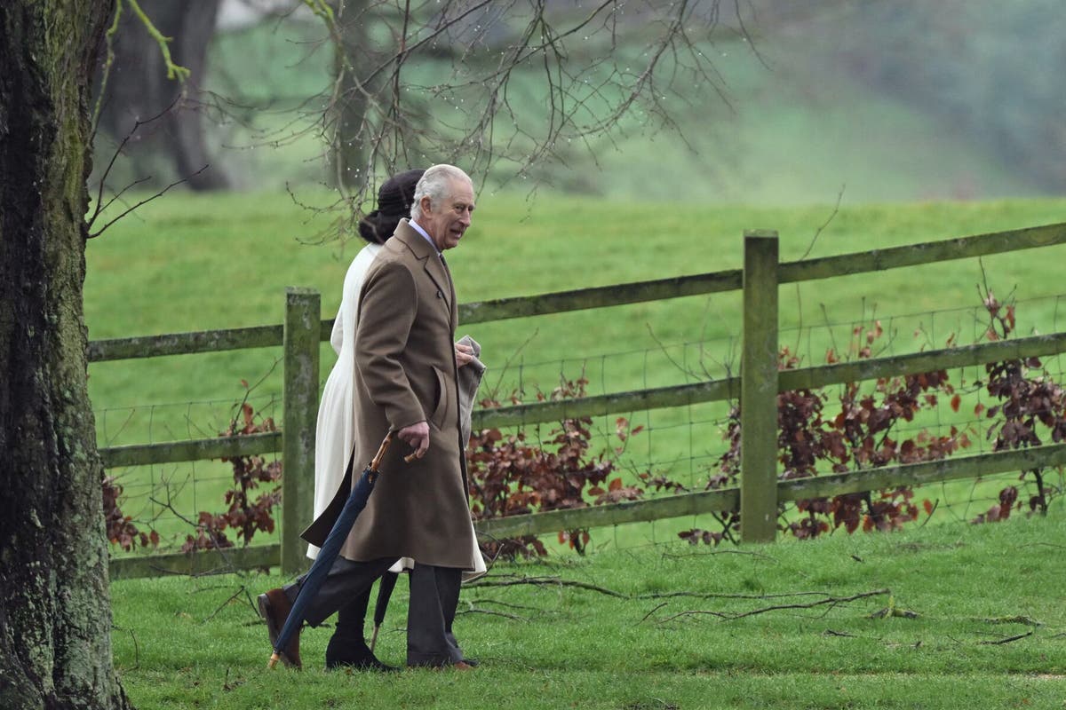 Rei Carlos III e Rainha Camilla chegando no domingo à Igreja de Santa Maria Madalena em Sandringham, Inglaterra.Crédito...Justin Tallis/Agência France-Presse — Getty Images